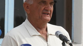 Zadar, 050910.
U Zemuniku Gornjem mjesatni su odrzali mirni prosvjed protiv Roma koji su se naselili na njihovom podrucju.
Na slici : Nikola Trzin predstavnik srba koji se nemaju gdje vratiti jer su romi u njihovim kucama.
Foto : Vladimir Ivanov / CROPIX