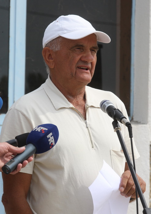 Zadar, 050910.
U Zemuniku Gornjem mjesatni su odrzali mirni prosvjed protiv Roma koji su se naselili na njihovom podrucju.
Na slici : Nikola Trzin predstavnik srba koji se nemaju gdje vratiti jer su romi u njihovim kucama.
Foto : Vladimir Ivanov / CROPIX