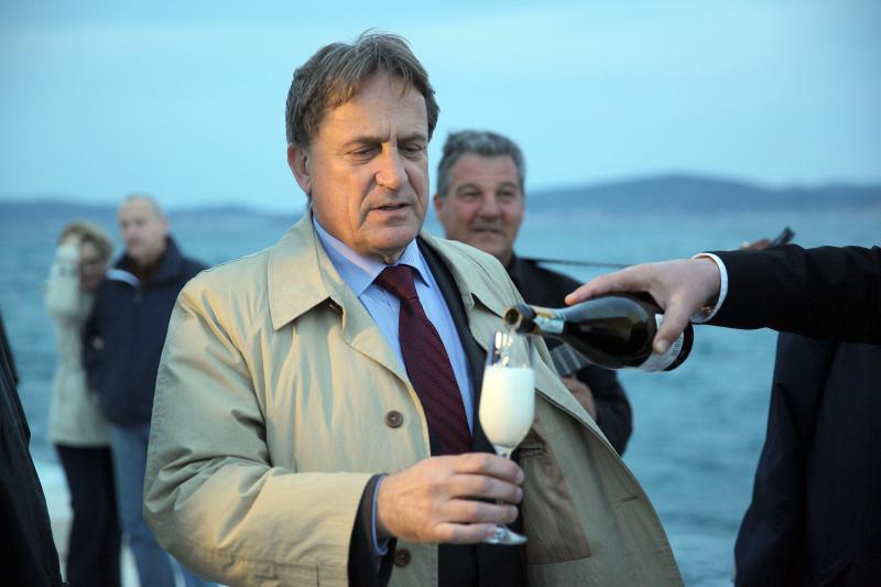 04.04.2014., Zadar – Australac Jason Grdovich zaprosio je svoju djevojku na Morskim Orguljama nakon devet godina veze, a cinu su svjedocili popularni pjevac Mladen Grdovic, gradonacelnik Bozidar Kalmeta, predsjednik zadarske TZ Zvonko Supe te mnogi medi