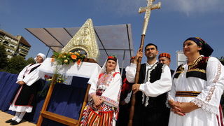 Knin, 250911.
Postavljanje kamena temeljca za gradnju Pastoralnog centra Gospe velikog Hrvatskog krsnog zavjeta na prostoru bivse vojarne Senjak u Kninu
Na slici: procesija ulicama Knina sa Gospinim likom
Foto: Niksa Stipanicev / CROPIX Knin, 250911.
Postavljanje kamena temeljca za gradnju Pastoralnog centra Gospe velikog Hrvatskog krsnog zavjeta na prostoru bivse vojarne Senjak u Kninu
Na slici: procesija ulicama Knina sa Gospinim likom
Foto: Niksa Stipanicev / CROPIX