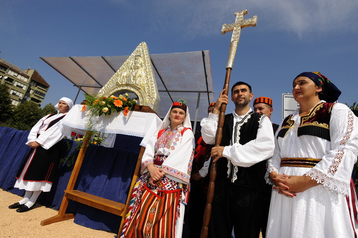 Knin, 250911.
Postavljanje kamena temeljca za gradnju Pastoralnog centra Gospe velikog Hrvatskog krsnog zavjeta na prostoru bivse vojarne Senjak u Kninu
Na slici: procesija ulicama Knina sa Gospinim likom
Foto: Niksa Stipanicev / CROPIX Knin, 250911.
Postavljanje kamena temeljca za gradnju Pastoralnog centra Gospe velikog Hrvatskog krsnog zavjeta na prostoru bivse vojarne Senjak u Kninu
Na slici: procesija ulicama Knina sa Gospinim likom
Foto: Niksa Stipanicev / CROPIX