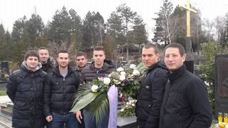 Zadarski studenti na Mirogoju odali počast Tomislavu Ivčiću Zadarski studenti na Mirogoju odali počast Tomislavu Ivčiću