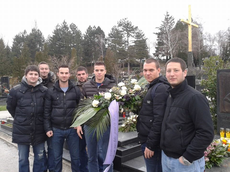 Zadarski studenti na Mirogoju odali počast Tomislavu Ivčiću Zadarski studenti na Mirogoju odali počast Tomislavu Ivčiću