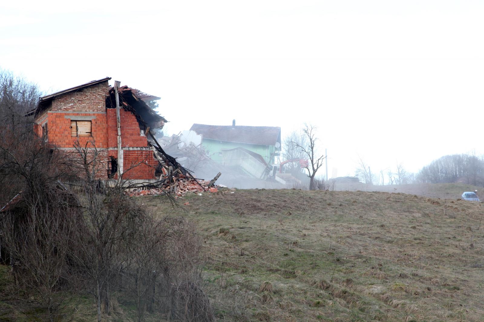 Hrvatska Kostajnica: u odronu stijene potpuno uništeno sedam kuća