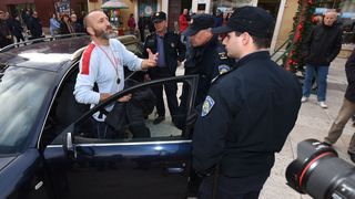 Policija spriječila Davora Dujića da zapali sebe i automobil na glavnom trgu Policija spriječila Davora Dujića da zapali sebe i automobil na glavnom trgu