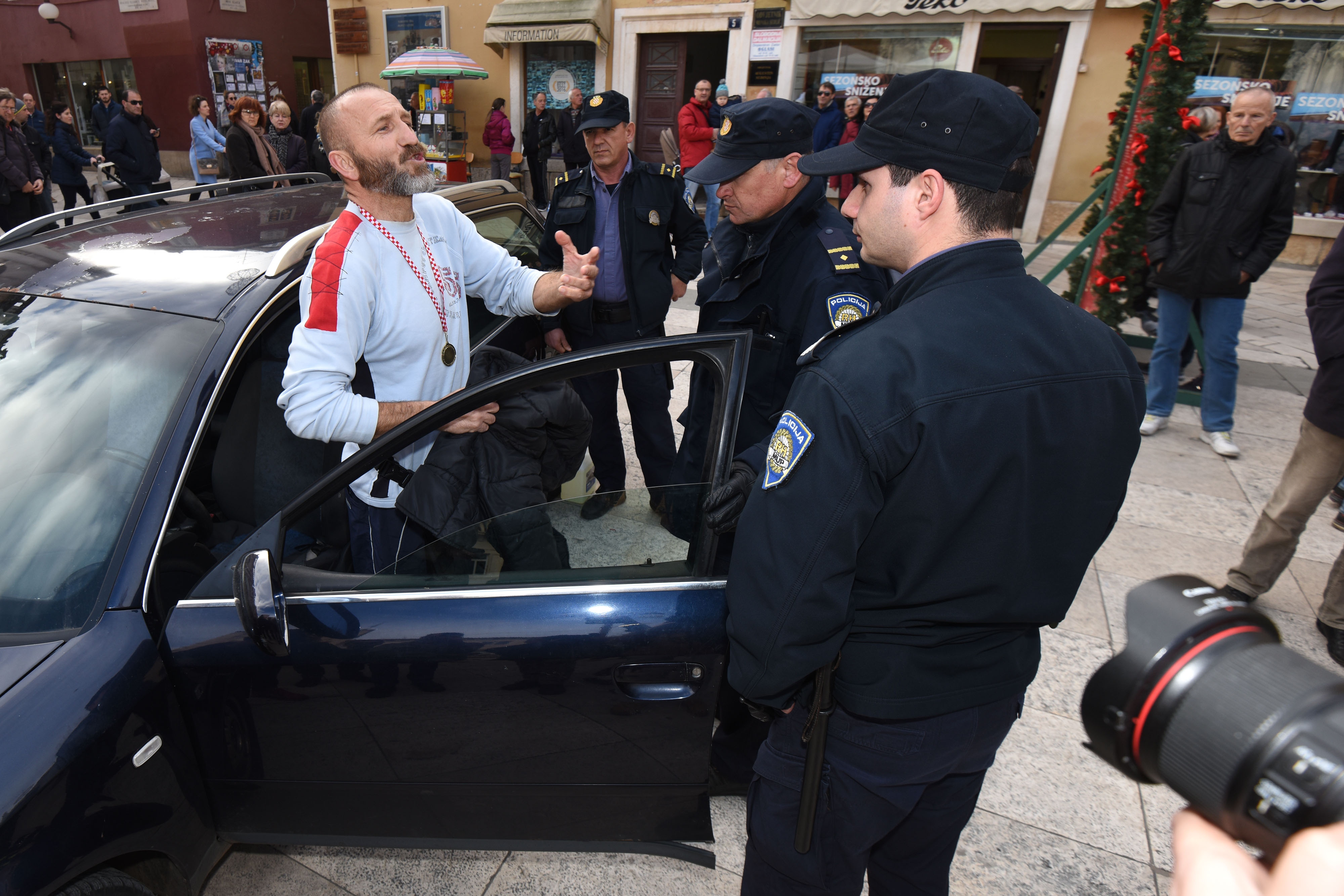 Policija spriječila Davora Dujića da zapali sebe i automobil na glavnom trgu Policija spriječila Davora Dujića da zapali sebe i automobil na glavnom trgu
