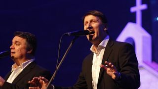 Tomislav Bralić i klape Intrade sinoć su održali koncert u prepunoj Spaladium areni u Splitu, foto: Tino Jurić/ PIXSELL Tomislav Bralić i klape Intrade sinoć su održali koncert u prepunoj Spaladium areni u Splitu, foto: Tino Jurić/ PIXSELL
