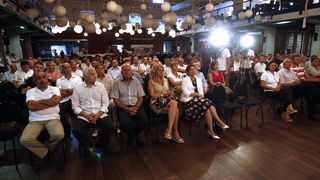 Zadar, 080811.
Javna tribina u clubu Arsenal o Hrvatskoj kao 28-oj clanici EU, u organizaciji zadarskog HDZ-a – govore ministri Davor Bozinovic i Martina Dalic. Na tribini su bili i ministar Bozidar Kalmeta, Vladimir Seks te mnogobrojni saborski zastupnic Zadar, 080811.
Javna tribina u clubu Arsenal o Hrvatskoj kao 28-oj clanici EU, u organizaciji zadarskog HDZ-a – govore ministri Davor Bozinovic i Martina Dalic. Na tribini su bili i ministar Bozidar Kalmeta, Vladimir Seks te mnogobrojni saborski zastupnic