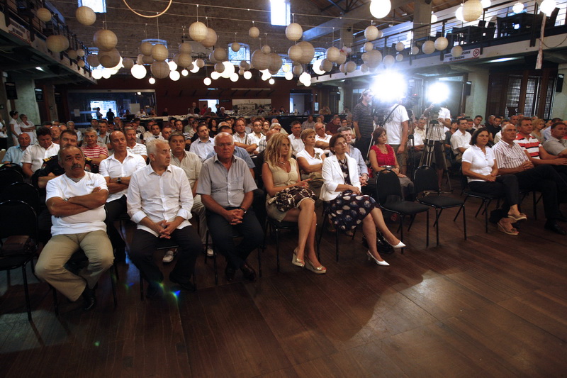 Zadar, 080811.
Javna tribina u clubu Arsenal o Hrvatskoj kao 28-oj clanici EU, u organizaciji zadarskog HDZ-a – govore ministri Davor Bozinovic i Martina Dalic. Na tribini su bili i ministar Bozidar Kalmeta, Vladimir Seks te mnogobrojni saborski zastupnic Zadar, 080811.
Javna tribina u clubu Arsenal o Hrvatskoj kao 28-oj clanici EU, u organizaciji zadarskog HDZ-a – govore ministri Davor Bozinovic i Martina Dalic. Na tribini su bili i ministar Bozidar Kalmeta, Vladimir Seks te mnogobrojni saborski zastupnic