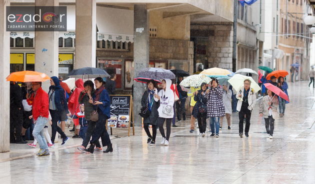 Đir po kišnom Zadru, petak 6. listopada 2017. Kiša, kišobran, pljusak