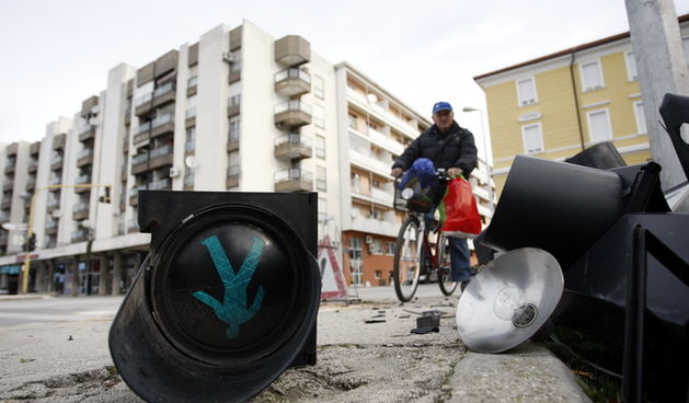 Zadar, 280210. U noci sa subote na nedjelju ispod zgrade Lipotica dogodila se prometna nesreca u kojoj je zbog neprilagodjene brzine vozac automobilom srusio semafor. Foto: Jure Miskovic / CROPIX