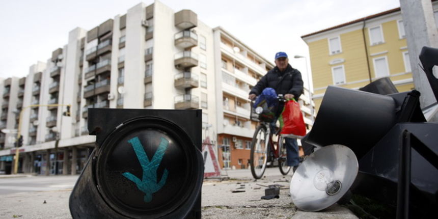 Zadar, 280210. U noci sa subote na nedjelju ispod zgrade Lipotica dogodila se prometna nesreca u kojoj je zbog neprilagodjene brzine vozac automobilom srusio semafor. Foto: Jure Miskovic / CROPIX Zadar, 280210. U noci sa subote na nedjelju ispod zgrade Lipotica dogodila se prometna nesreca u kojoj je zbog neprilagodjene brzine vozac automobilom srusio semafor. Foto: Jure Miskovic / CROPIX