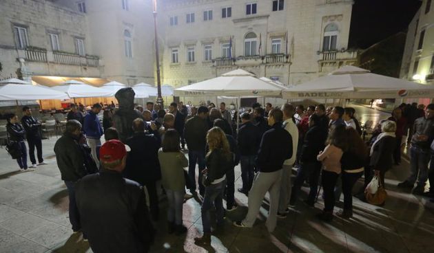 U cast tenoru Vinku Coci nekoliko desetaka Zadrana se okupilo na gradskog trgu te zapjevalo klapsku pjesmu. Photo: Filip Brala/PIXSELL