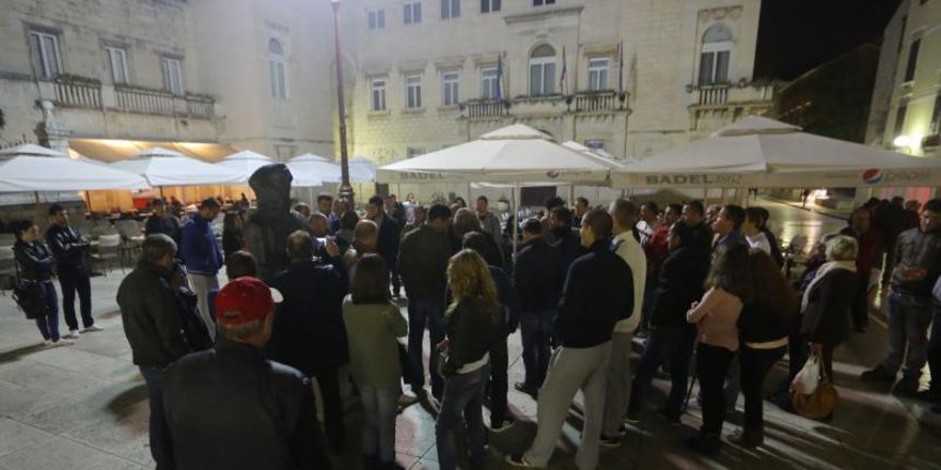 U cast tenoru Vinku Coci nekoliko desetaka Zadrana se okupilo na gradskog trgu te zapjevalo klapsku pjesmu. Photo: Filip Brala/PIXSELL U cast tenoru Vinku Coci nekoliko desetaka Zadrana se okupilo na gradskog trgu te zapjevalo klapsku pjesmu. Photo: Filip Brala/PIXSELL