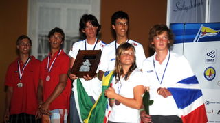 Zadar, 160711.
ISAF svjetsko juniorsko prvenstvo
Zadar 2011, 07.-15. srpanj 2011.
Zatvaranje jedrlicarskog prvenstva i podjela medalja i pehara najboljim momcadima.
Na slici: pobjednici u klasi SL16
1st IT – Veronica Fanciulli,
2nd THA – Siripon Kaewduan Zadar, 160711.
ISAF svjetsko juniorsko prvenstvo
Zadar 2011, 07.-15. srpanj 2011.
Zatvaranje jedrlicarskog prvenstva i podjela medalja i pehara najboljim momcadima.
Na slici: pobjednici u klasi SL16
1st IT – Veronica Fanciulli,
2nd THA – Siripon Kaewduan