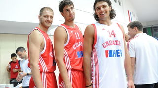 Zadar, 220810.
U sportskom centru Visnjik danas su predstavljeni adidas dresovi hrvatske kosarkaske reprezentacije u kojima ce nastupati na svjetskom prvenstvu u kosarci u Turskoj. Ujedno to je i pocetak cetvorogodisnje sponzorske suradnje adidasa i Hrvat Zadar, 220810.
U sportskom centru Visnjik danas su predstavljeni adidas dresovi hrvatske kosarkaske reprezentacije u kojima ce nastupati na svjetskom prvenstvu u kosarci u Turskoj. Ujedno to je i pocetak cetvorogodisnje sponzorske suradnje adidasa i Hrvat