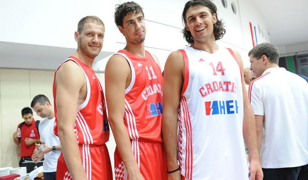 Zadar, 220810.
U sportskom centru Visnjik danas su predstavljeni adidas dresovi hrvatske kosarkaske reprezentacije u kojima ce nastupati na svjetskom prvenstvu u kosarci u Turskoj. Ujedno to je i pocetak cetvorogodisnje sponzorske suradnje adidasa i Hrvat