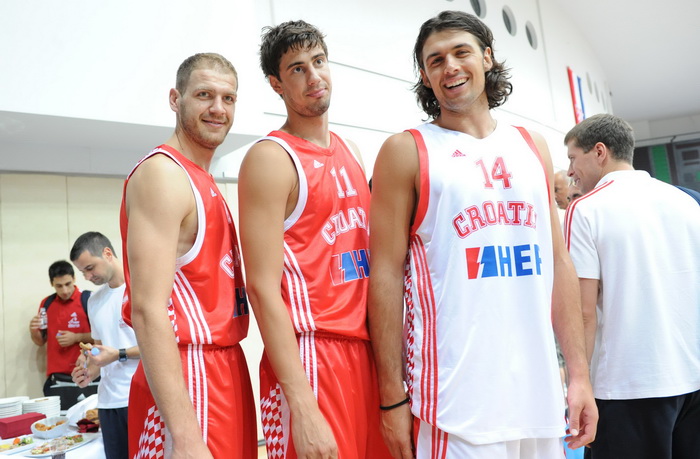 Zadar, 220810.
U sportskom centru Visnjik danas su predstavljeni adidas dresovi hrvatske kosarkaske reprezentacije u kojima ce nastupati na svjetskom prvenstvu u kosarci u Turskoj. Ujedno to je i pocetak cetvorogodisnje sponzorske suradnje adidasa i Hrvat Zadar, 220810.
U sportskom centru Visnjik danas su predstavljeni adidas dresovi hrvatske kosarkaske reprezentacije u kojima ce nastupati na svjetskom prvenstvu u kosarci u Turskoj. Ujedno to je i pocetak cetvorogodisnje sponzorske suradnje adidasa i Hrvat