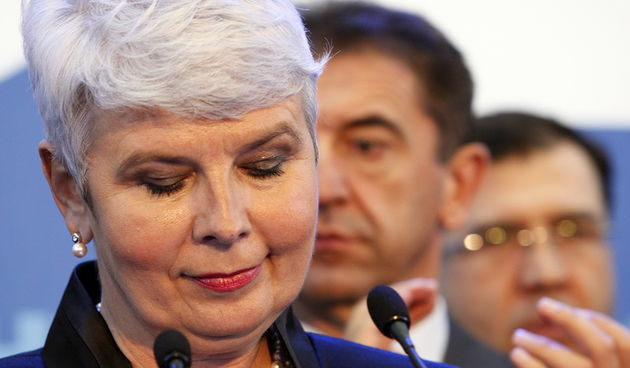 Zagreb, 041211.Parlamentarni izbori 2011.Pracenje izbornih rezultata u izbornom stozeru HDZ-a  u HDLU.Na slici: suznih ociju Jadranka Kosor sa suradnicima obratila se nazocnima.Foto: Davor Pongracic / CROPIX