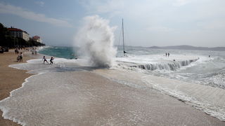 Zadar, 260812
Olujno nevrijeme sa jakim zapadnim vjetrom zahvatilo je u ranim popodnevnim satima zadarsko podrucje na radost brojnih turista i Zadrana koji su uzivali u prekrasnim prizorima, ali isto tako i na nesrecu mnogih nauticara kojima je ovakva olu