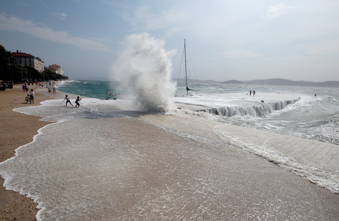 Zadar, 260812
Olujno nevrijeme sa jakim zapadnim vjetrom zahvatilo je u ranim popodnevnim satima zadarsko podrucje na radost brojnih turista i Zadrana koji su uzivali u prekrasnim prizorima, ali isto tako i na nesrecu mnogih nauticara kojima je ovakva olu