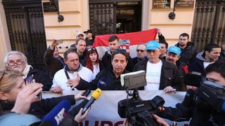 Ispred zgrade Županijskog suda održan skup podrške Stipi Petrini kojeg tuži sutkinja Maja Šupe Ispred zgrade Županijskog suda održan skup podrške Stipi Petrini kojeg tuži sutkinja Maja Šupe