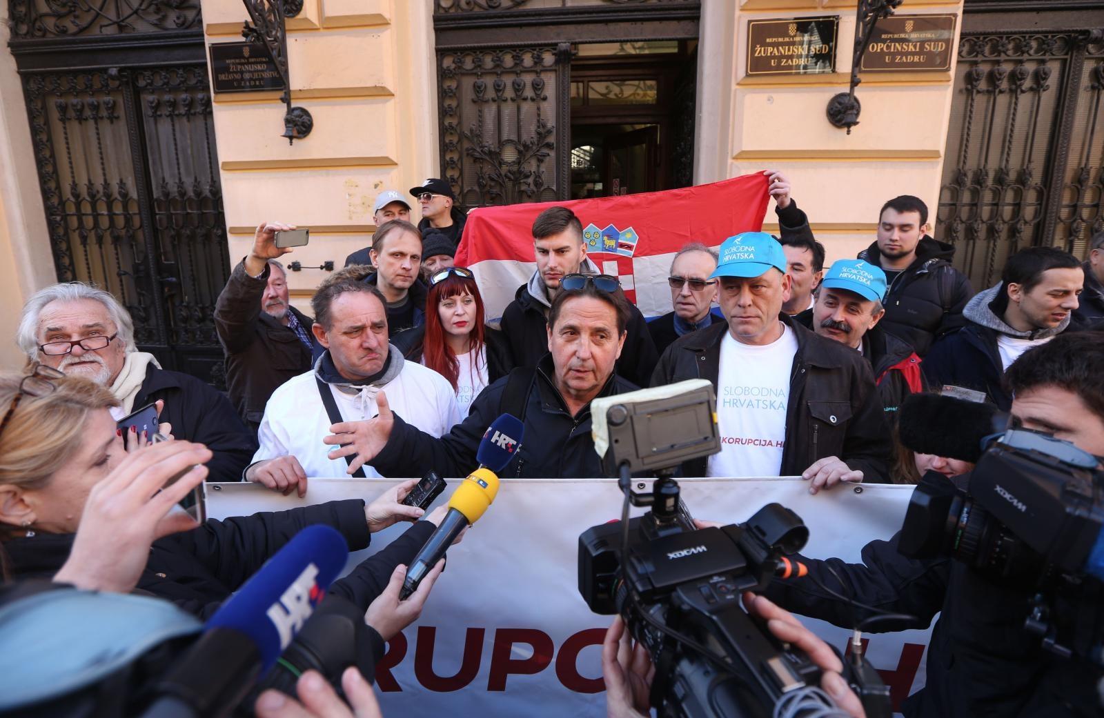 Ispred zgrade Županijskog suda održan skup podrške Stipi Petrini kojeg tuži sutkinja Maja Šupe Ispred zgrade Županijskog suda održan skup podrške Stipi Petrini kojeg tuži sutkinja Maja Šupe