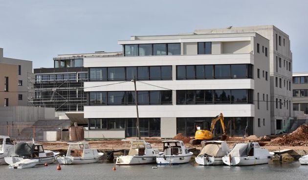 Gradjevinska tvrtka Lignum, privodi kraju uredjenje fasada na sedam zgrada u novom elitnom naselju iznad uvale Drazanica. Naselje je nastalo na mjestu bivseg industrijskog pogona Diokoma prema detaljnom planu i idejnom rjesenju arhitekta Nikole Basica, do