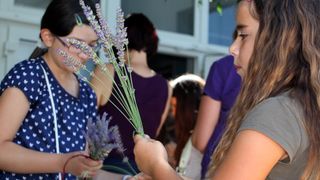 03.07.2013., Zadar – Na djecjem odjelu u dvoristu Gradske knjiznice Zadar djeca izradjuju strucke i jastucice od lavande. Radionicu vodi gospodja Jadranka Plantak. Photo: Zeljko Mrsic/PIXSELL 03.07.2013., Zadar – Na djecjem odjelu u dvoristu Gradske knjiznice Zadar djeca izradjuju strucke i jastucice od lavande. Radionicu vodi gospodja Jadranka Plantak. Photo: Zeljko Mrsic/PIXSELL