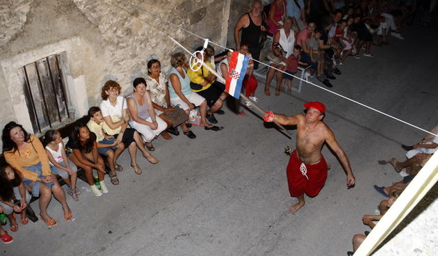 Zadar, 140811.
Na Bokanjcu se veceras odrzala 6. Alka. 35 alkara praceni limenom glazbom i pristranim navijacima pokazala su svoje umijece. KUD-a Bleke i konji organizirali su ovu manifestaciju. Alka se odrzala na bokanjackoj Kuntradi.
Foto: Jure Miskovic
