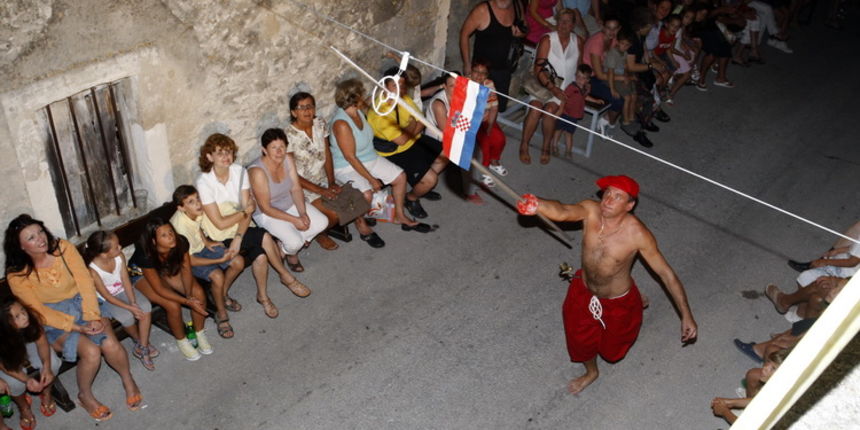 Zadar, 140811.
Na Bokanjcu se veceras odrzala 6. Alka. 35 alkara praceni limenom glazbom i pristranim navijacima pokazala su svoje umijece. KUD-a Bleke i konji organizirali su ovu manifestaciju. Alka se odrzala na bokanjackoj Kuntradi.
Foto: Jure Miskovic