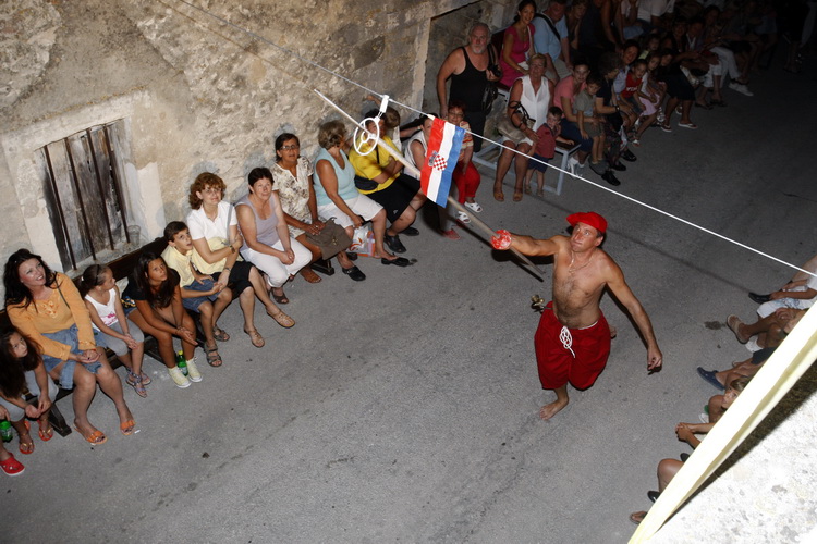 Zadar, 140811.
Na Bokanjcu se veceras odrzala 6. Alka. 35 alkara praceni limenom glazbom i pristranim navijacima pokazala su svoje umijece. KUD-a Bleke i konji organizirali su ovu manifestaciju. Alka se odrzala na bokanjackoj Kuntradi.
Foto: Jure Miskovic Zadar, 140811.
Na Bokanjcu se veceras odrzala 6. Alka. 35 alkara praceni limenom glazbom i pristranim navijacima pokazala su svoje umijece. KUD-a Bleke i konji organizirali su ovu manifestaciju. Alka se odrzala na bokanjackoj Kuntradi.
Foto: Jure Miskovic