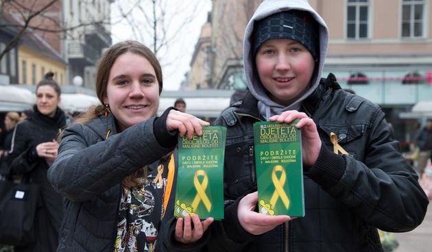 Zagreb – Clanovi udruge Krijesnica obiljezili su na Trgu Ptera Preradovica Medjunarodni dan djece oboljele od malignih bolesti. Photo: Davor Puklavec/PIXSELL Autor  Davor Puklavec/PIXSELL Ključne riječi  dan djece oboljele od malignih bolesti, obiljezavan