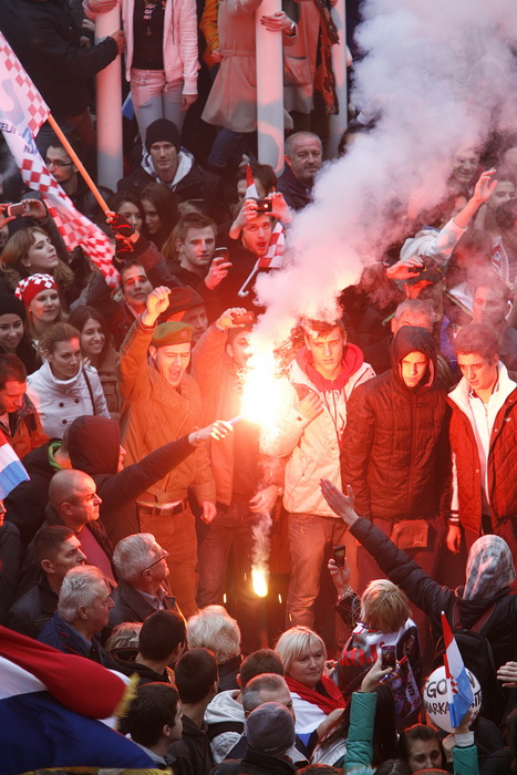 Zagreb, 161112.
Trg bana Jelacica.
Nakon oslobadjajuce presude i provedenih 7 i 5 godina u Haaskom pritvoru za hrvatske generale Antu Gotovinu i Mladena Markaca na zagrebackom glavnom trgu organiziran je velicanstven docek . Oko 16 sati skupilo se desetak