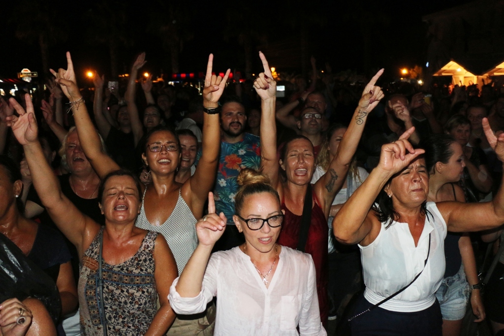 S Alenom Islamovićem po pljusku pjevalo šest tisuća Virana