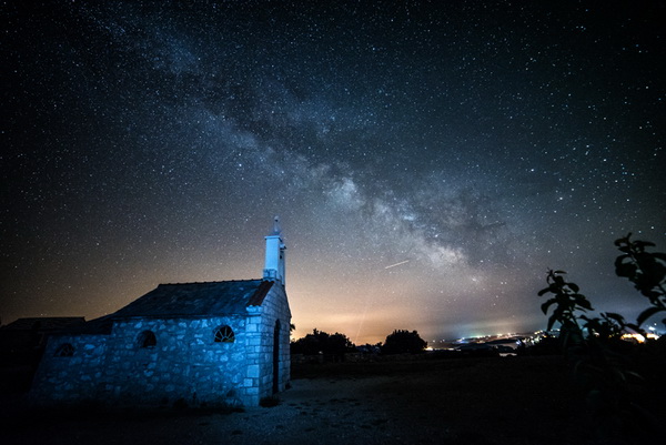 Prekrasan pogled na Mliječni put na noćnom nebu iznad Kamenjaka. Foto: Vinko Pešić Prekrasan pogled na Mliječni put na noćnom nebu iznad Kamenjaka. Foto: Vinko Pešić