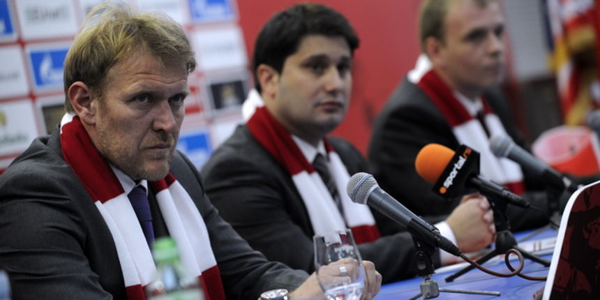 Beograd, 091210.
Veceras je u prostorijama FK Crvena Zvezda na stadionu Marakana istoimenog kluba odrzana promocija Roberta Prosineckog kao novog trenera FK Crvena Zvezda.
Na slici: Robert Prosinecki, Ivan Adzic i voditelj PR-a.
Foto: Sime Sokota / CROPI Beograd, 091210.
Veceras je u prostorijama FK Crvena Zvezda na stadionu Marakana istoimenog kluba odrzana promocija Roberta Prosineckog kao novog trenera FK Crvena Zvezda.
Na slici: Robert Prosinecki, Ivan Adzic i voditelj PR-a.
Foto: Sime Sokota / CROPI