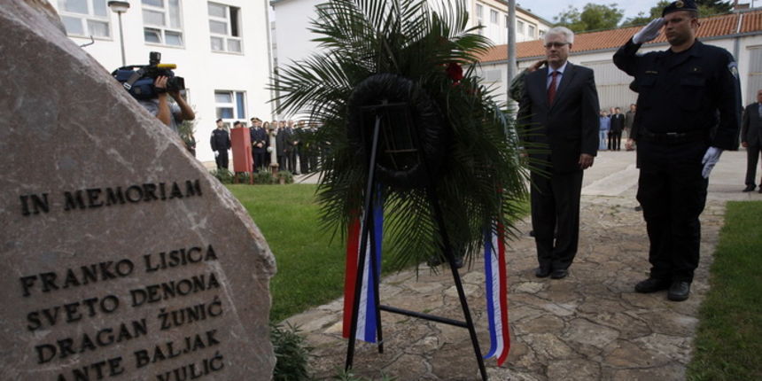 Zadar, 151010
Obiljezavanje 20. godisnjice osnutka Specijalne jedinice policije Poskoci, prve legalne naoruzane postrojbe u RH, a na proslavi je prisustvovao i predsjednik RH Ivo Josipovic. Proslava je odrzana u centru Franko Lisica. Na slici Josipovic po Zadar, 151010
Obiljezavanje 20. godisnjice osnutka Specijalne jedinice policije Poskoci, prve legalne naoruzane postrojbe u RH, a na proslavi je prisustvovao i predsjednik RH Ivo Josipovic. Proslava je odrzana u centru Franko Lisica. Na slici Josipovic po