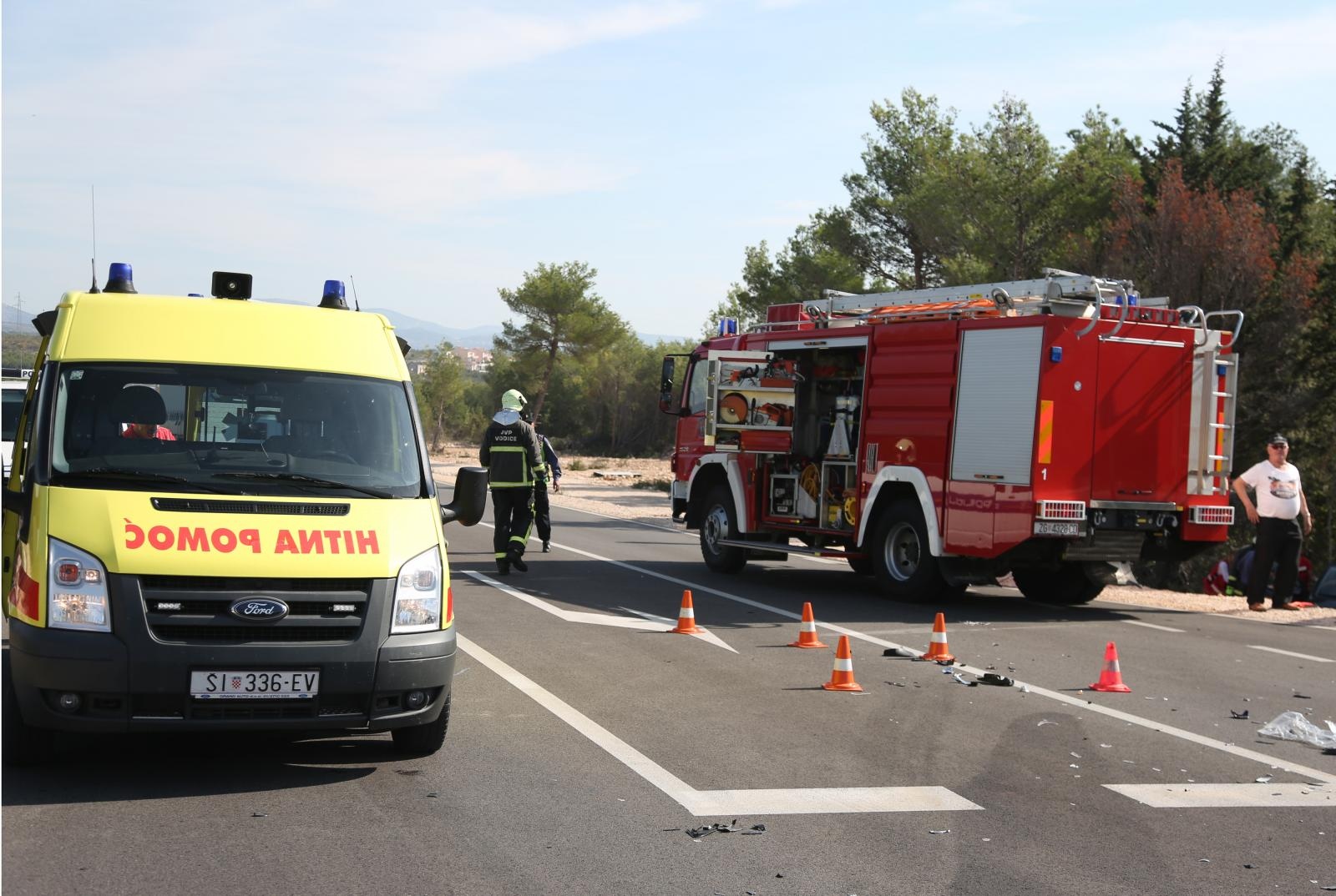 Dvoje ozlijeđenih u sudaru dva automobila na vodičkoj obilaznici, intervenirali i vatrogasci Dvoje ozlijeđenih u sudaru dva automobila na vodičkoj obilaznici, intervenirali i vatrogasci