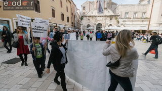 Prosvjedni skup roditelja protiv politike obaveznog cijepljenja Prosvjedni skup roditelja protiv politike obaveznog cijepljenja
