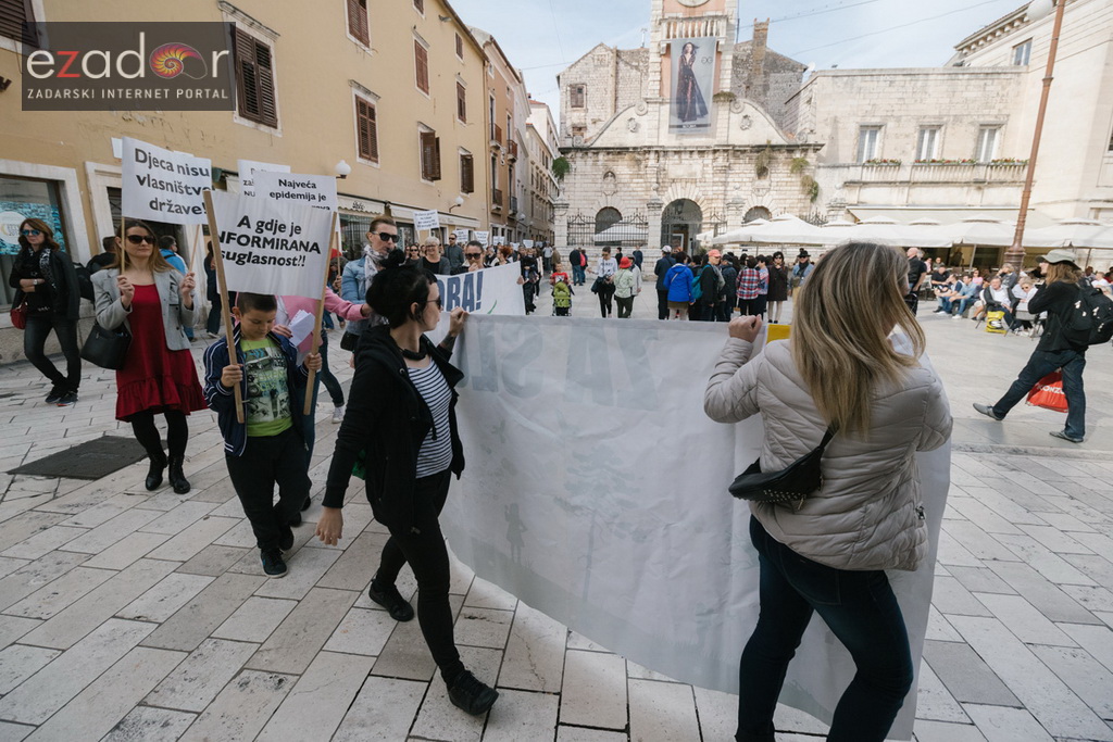 Prosvjedni skup roditelja protiv politike obaveznog cijepljenja Prosvjedni skup roditelja protiv politike obaveznog cijepljenja