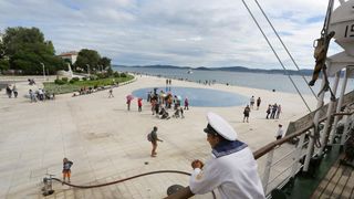 Pokraj Morskih orgulja i Pozdrava Suncu pristao je ruski skolski jedrenjak “Nadezhda”. Dug je 109 metara te ima tri jarbola. Photo: Filip Brala/PIXSELL