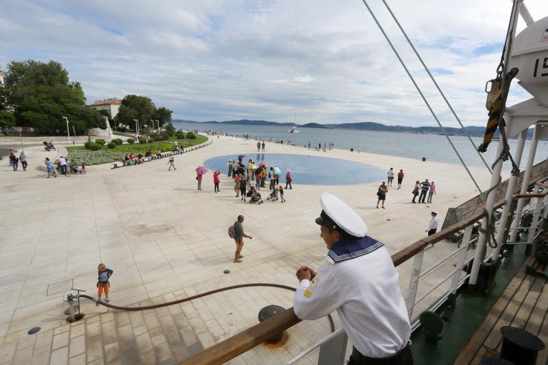 Pokraj Morskih orgulja i Pozdrava Suncu pristao je ruski skolski jedrenjak “Nadezhda”. Dug je 109 metara te ima tri jarbola. Photo: Filip Brala/PIXSELL