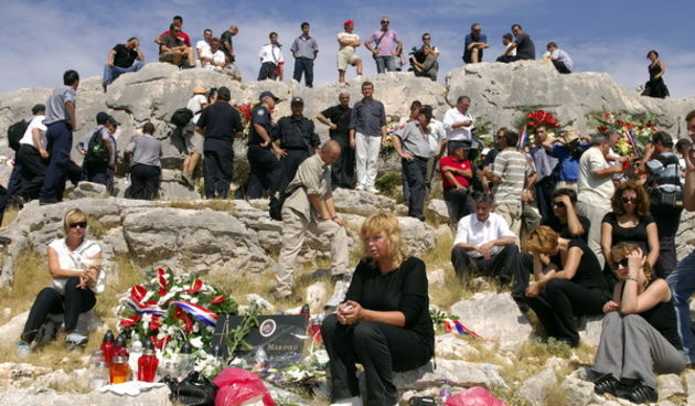Kornati, 300809. Otok Kornat, uvala Sipnata. Druga godisnjica “Kornatske tragedije” stradavanja 12 vatrogasaca u pozaru na otoku Kornatu 2007. Na mjestu stradanja obitelji i prijatelji polozili su vijence i zapalili svijece. Foto: Niksa Stipanicev / CROPI