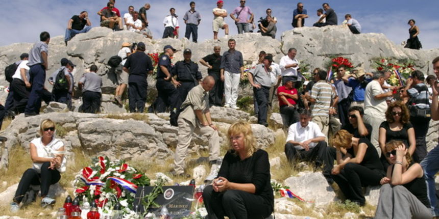 Kornati, 300809. Otok Kornat, uvala Sipnata. Druga godisnjica “Kornatske tragedije” stradavanja 12 vatrogasaca u pozaru na otoku Kornatu 2007. Na mjestu stradanja obitelji i prijatelji polozili su vijence i zapalili svijece. Foto: Niksa Stipanicev / CROPI Kornati, 300809. Otok Kornat, uvala Sipnata. Druga godisnjica “Kornatske tragedije” stradavanja 12 vatrogasaca u pozaru na otoku Kornatu 2007. Na mjestu stradanja obitelji i prijatelji polozili su vijence i zapalili svijece. Foto: Niksa Stipanicev / CROPI
