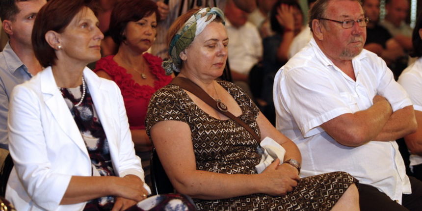 Zadar, 080811.
Javna tribina u clubu Arsenal o Hrvatskoj kao 28-oj clanici EU, u organizaciji zadarskog HDZ-a – govore ministri Davor Bozinovic i Martina Dalic. Na tribini su bili i ministar Bozidar Kalmeta, Vladimir Seks te mnogobrojni saborski zastupnic Zadar, 080811.
Javna tribina u clubu Arsenal o Hrvatskoj kao 28-oj clanici EU, u organizaciji zadarskog HDZ-a – govore ministri Davor Bozinovic i Martina Dalic. Na tribini su bili i ministar Bozidar Kalmeta, Vladimir Seks te mnogobrojni saborski zastupnic