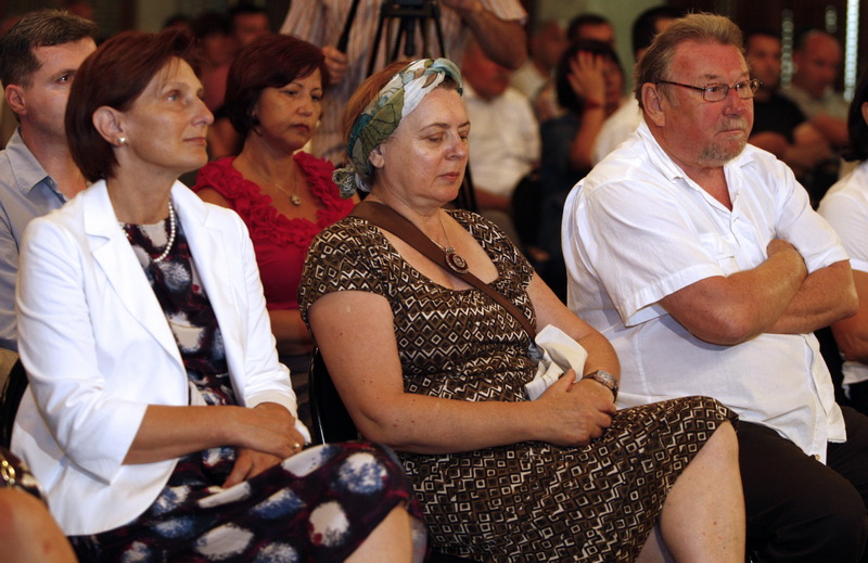 Zadar, 080811.
Javna tribina u clubu Arsenal o Hrvatskoj kao 28-oj clanici EU, u organizaciji zadarskog HDZ-a – govore ministri Davor Bozinovic i Martina Dalic. Na tribini su bili i ministar Bozidar Kalmeta, Vladimir Seks te mnogobrojni saborski zastupnic Zadar, 080811.
Javna tribina u clubu Arsenal o Hrvatskoj kao 28-oj clanici EU, u organizaciji zadarskog HDZ-a – govore ministri Davor Bozinovic i Martina Dalic. Na tribini su bili i ministar Bozidar Kalmeta, Vladimir Seks te mnogobrojni saborski zastupnic