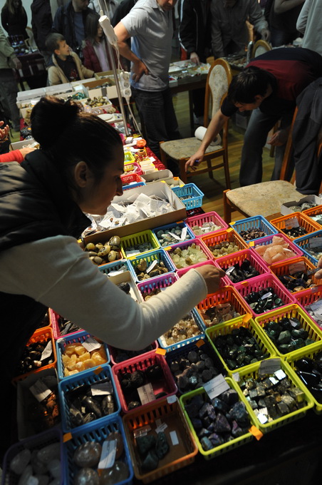 Split, 140412.
U Domu HV-a u Poljudu danas je zapoceo Medjunarodni sajam dragog i poludragog kamenja.Sajam traje do sutra i na njemu izlaze pedesetak izlagaca.Ovogodisnji sesti po redu sajam privukao je mnosto splicana koji su sa zanimanjem razgledavakli Split, 140412.
U Domu HV-a u Poljudu danas je zapoceo Medjunarodni sajam dragog i poludragog kamenja.Sajam traje do sutra i na njemu izlaze pedesetak izlagaca.Ovogodisnji sesti po redu sajam privukao je mnosto splicana koji su sa zanimanjem razgledavakli