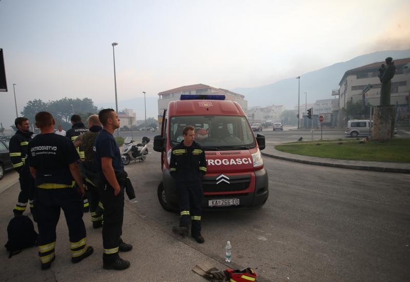Podstrana u dimu, požar gasi i kanader Podstrana u dimu, požar gasi i kanader