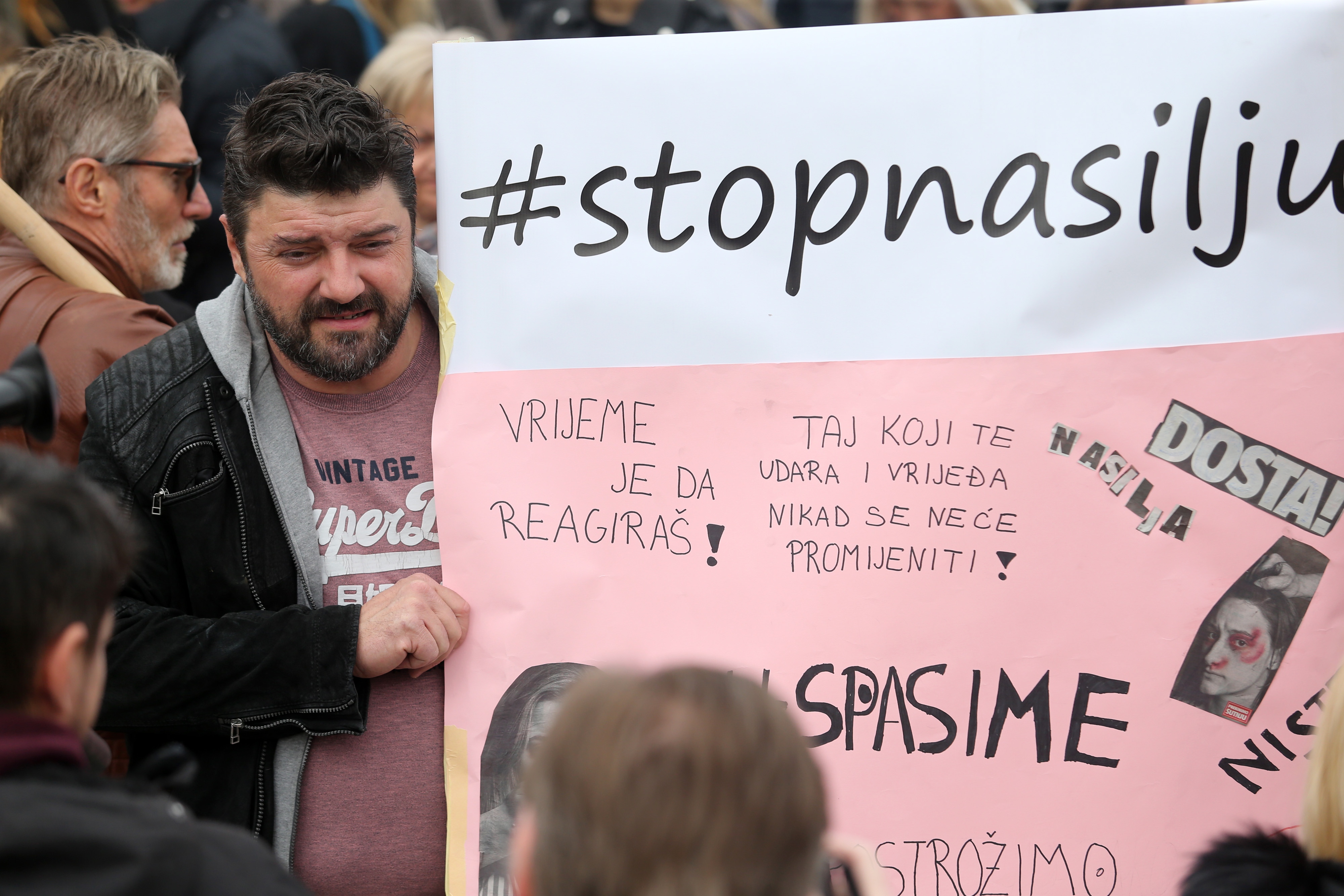 Prosvjed #spasime: Tomislavov trg u Zagrebu pun ljudi, došao i Plenković Prosvjed #spasime: Tomislavov trg u Zagrebu pun ljudi, došao i Plenković